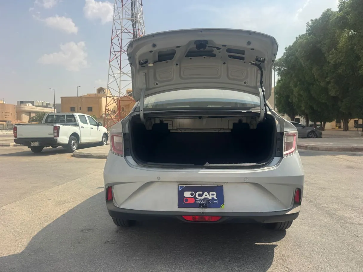 Car image 19
