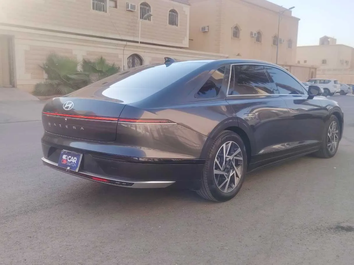 Car image 5