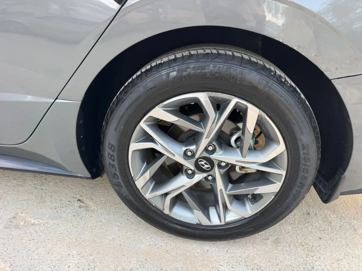 Car image 9