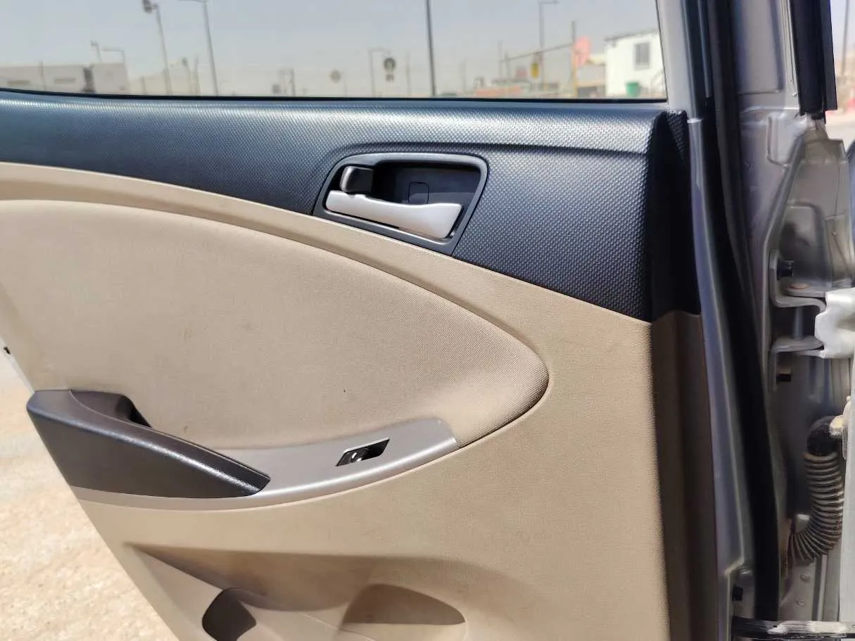 Car image 25