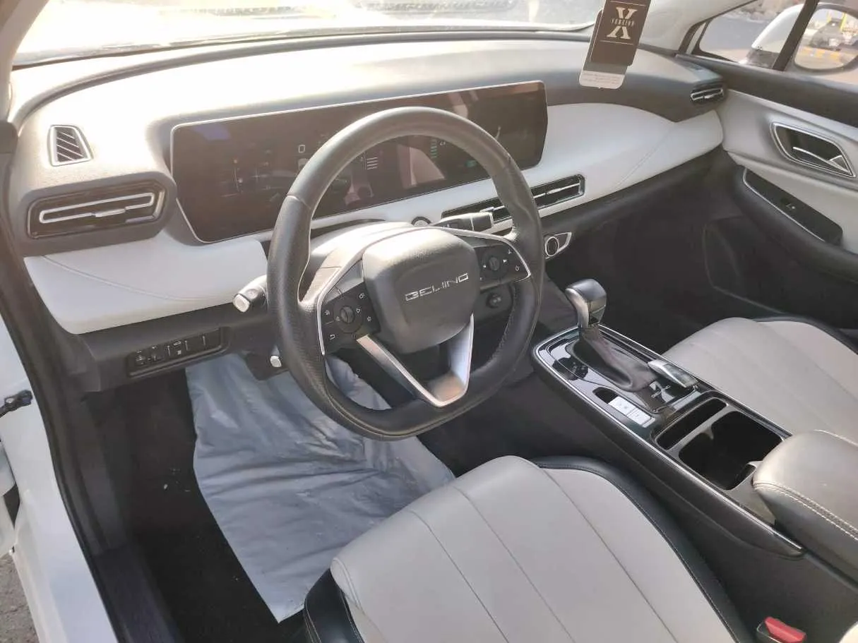 Car image 13