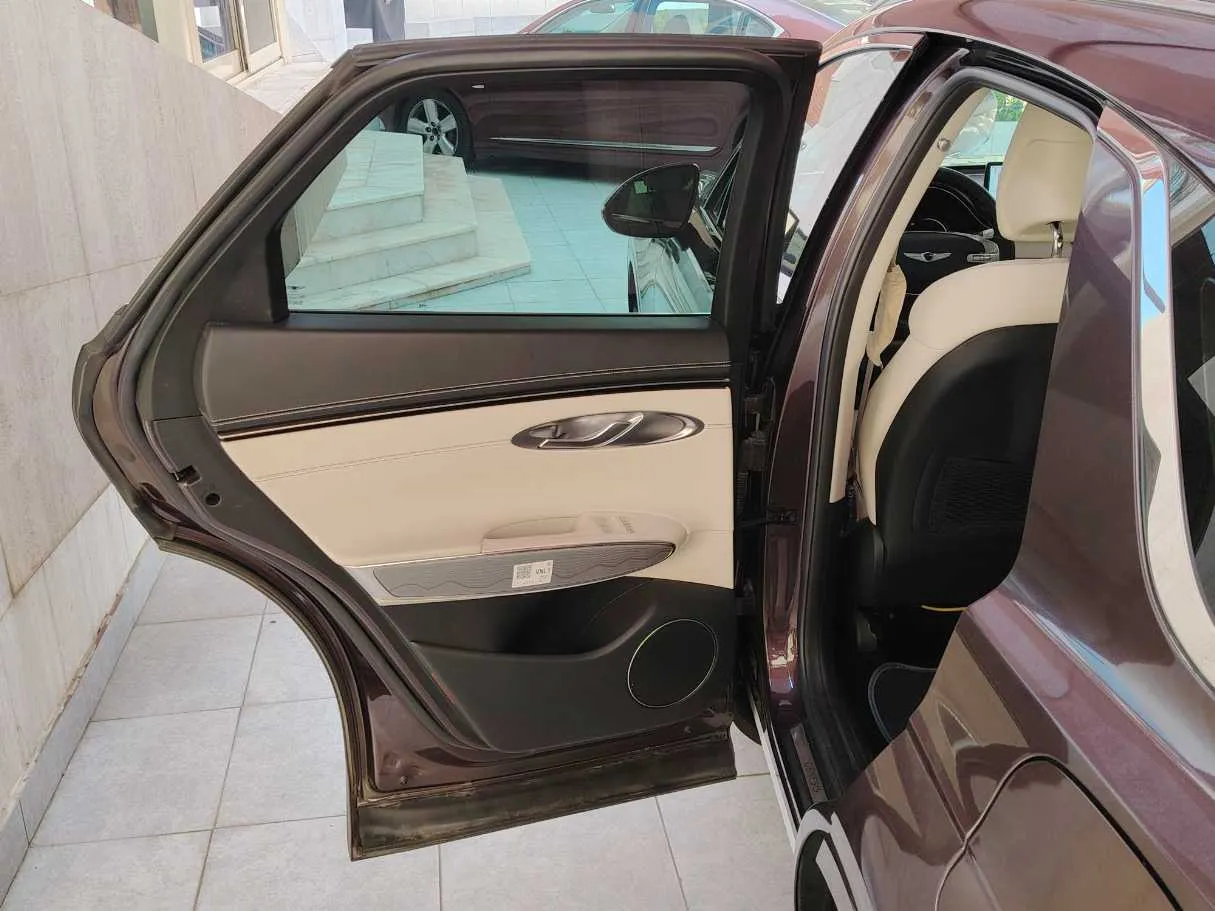 Car image 12