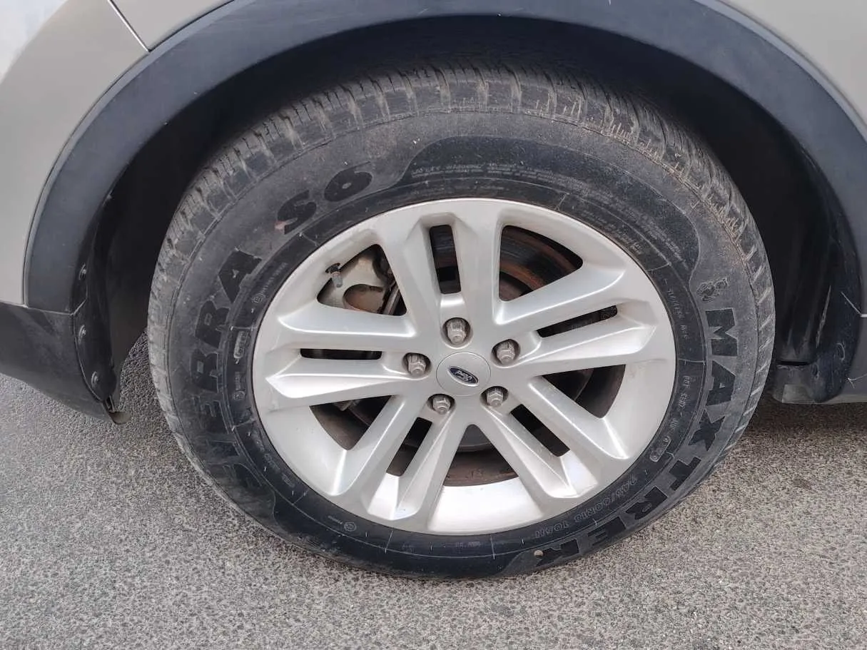 Car image 10