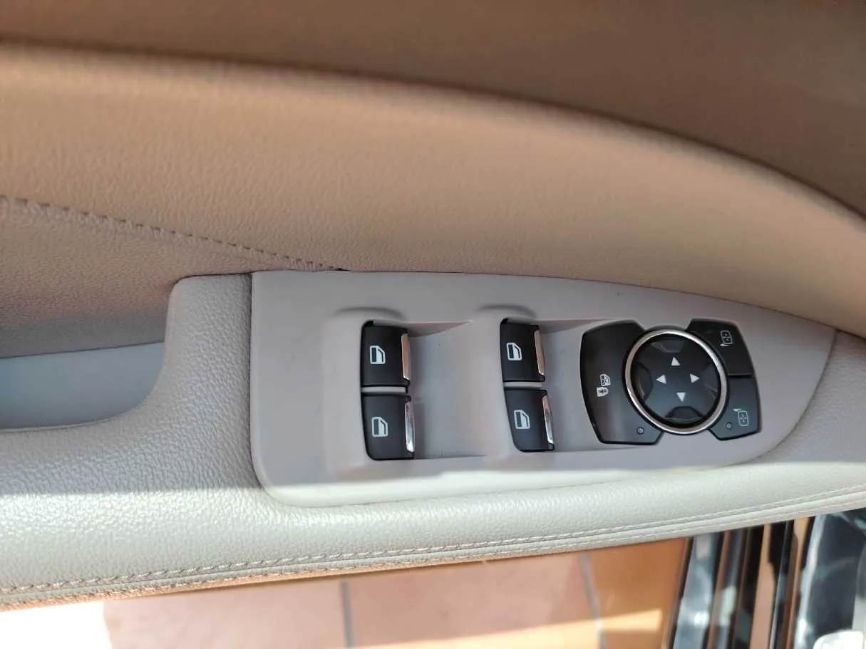 Car image 35