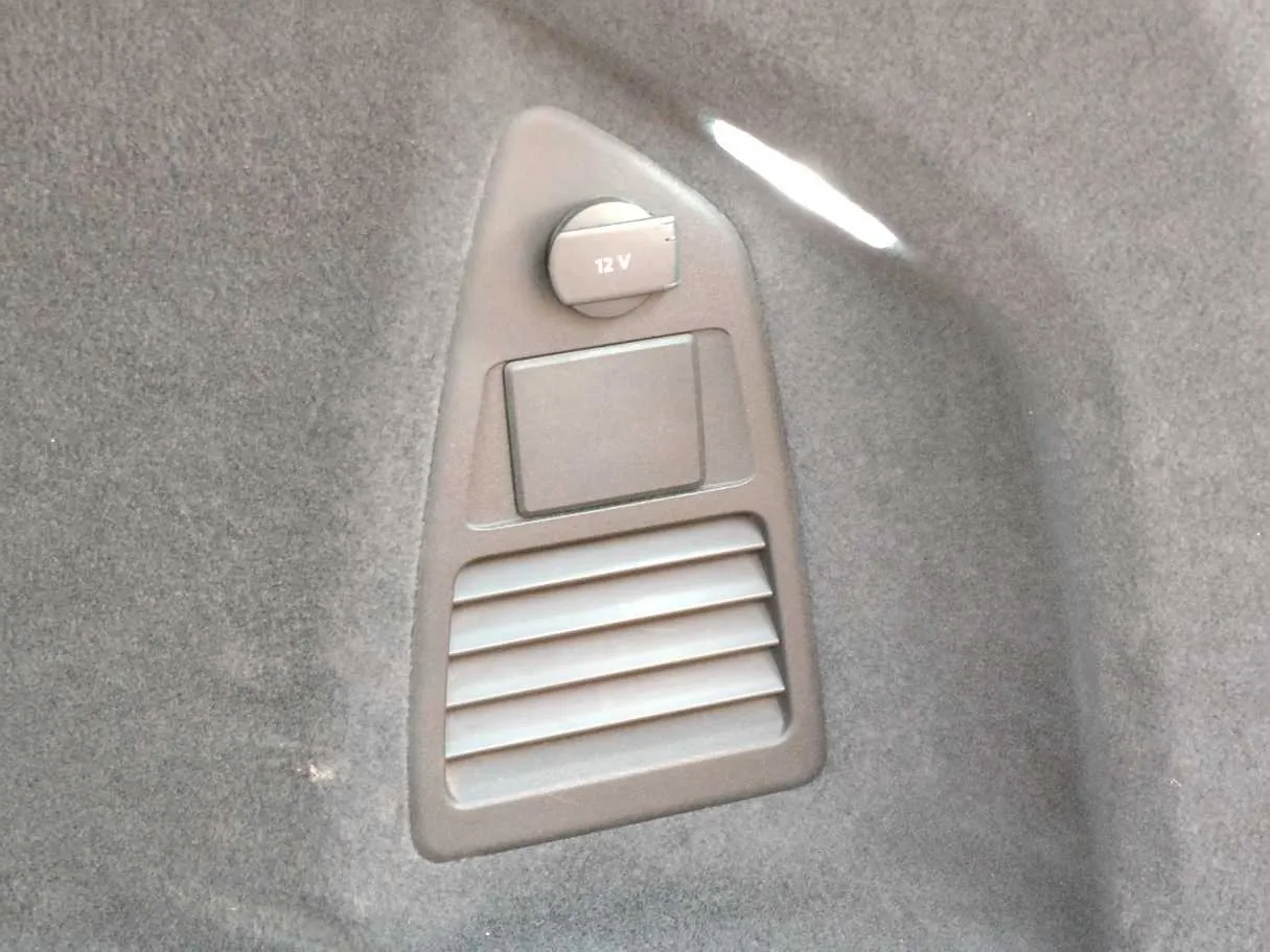 Car image 30