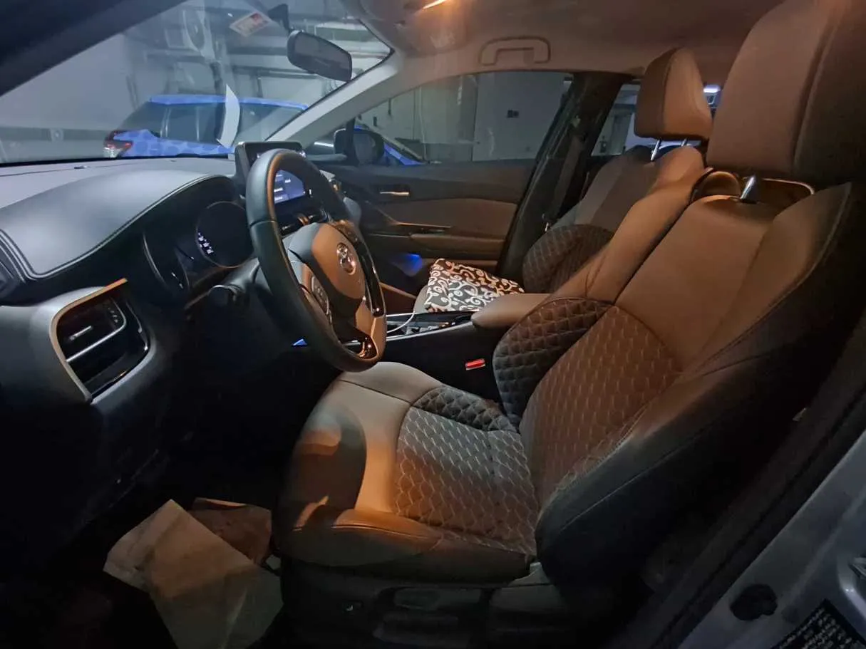 Car image 12