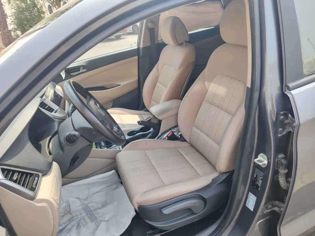 Car image 12