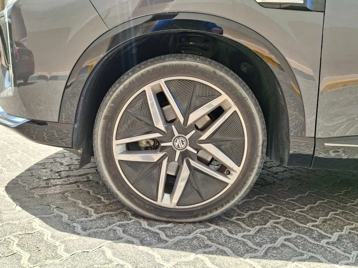 Car image 9