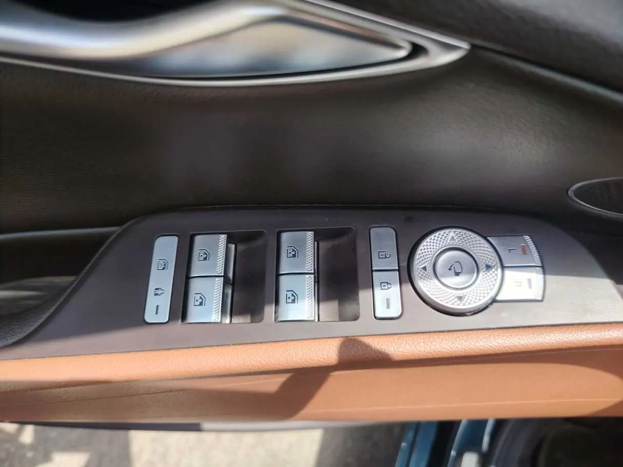 Car image 36