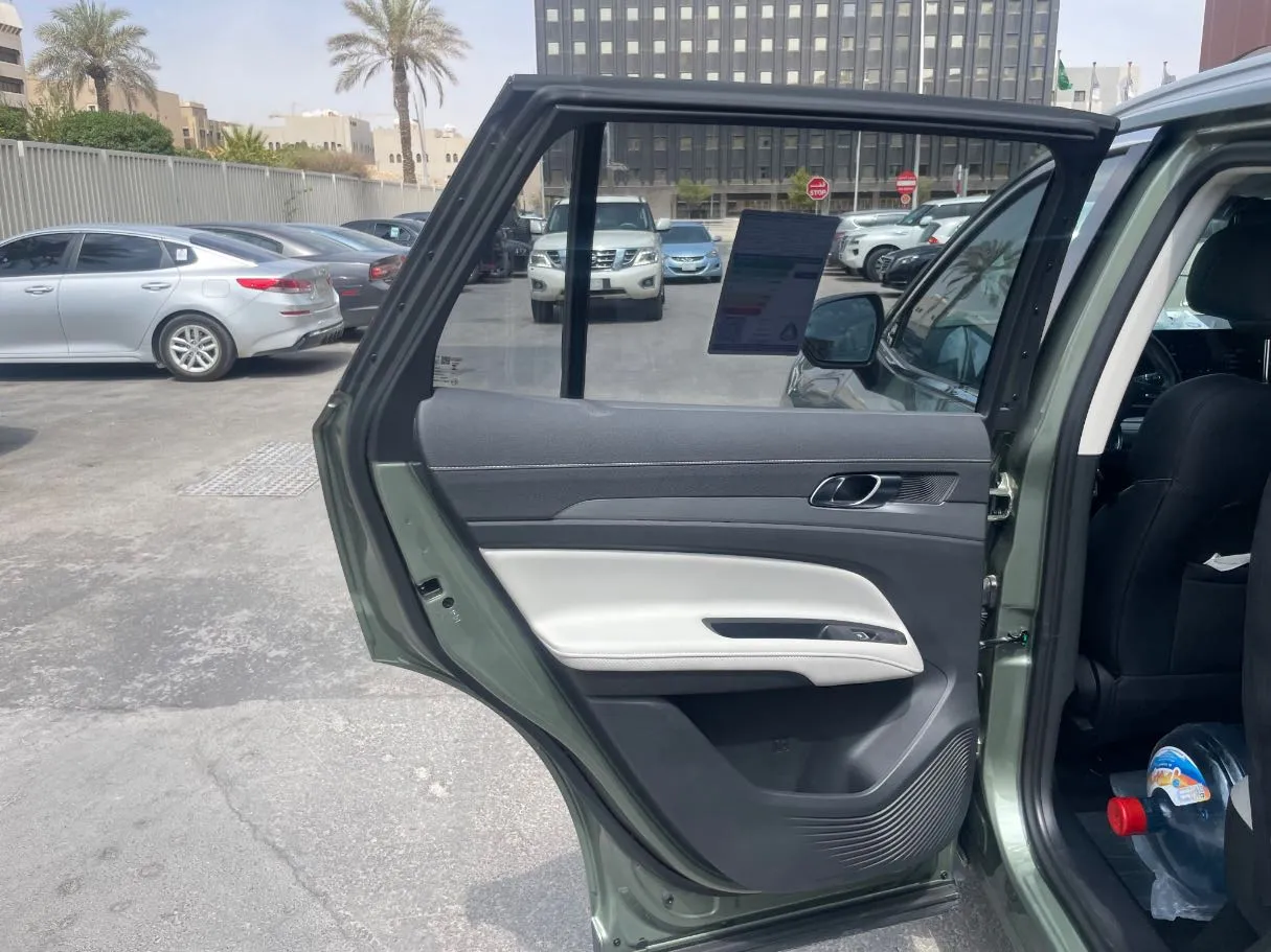 Car image 13