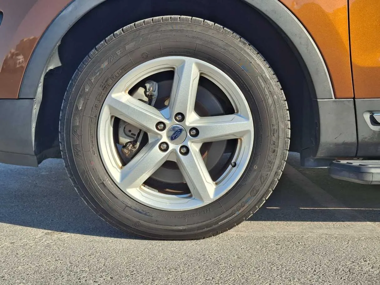 Car image 9