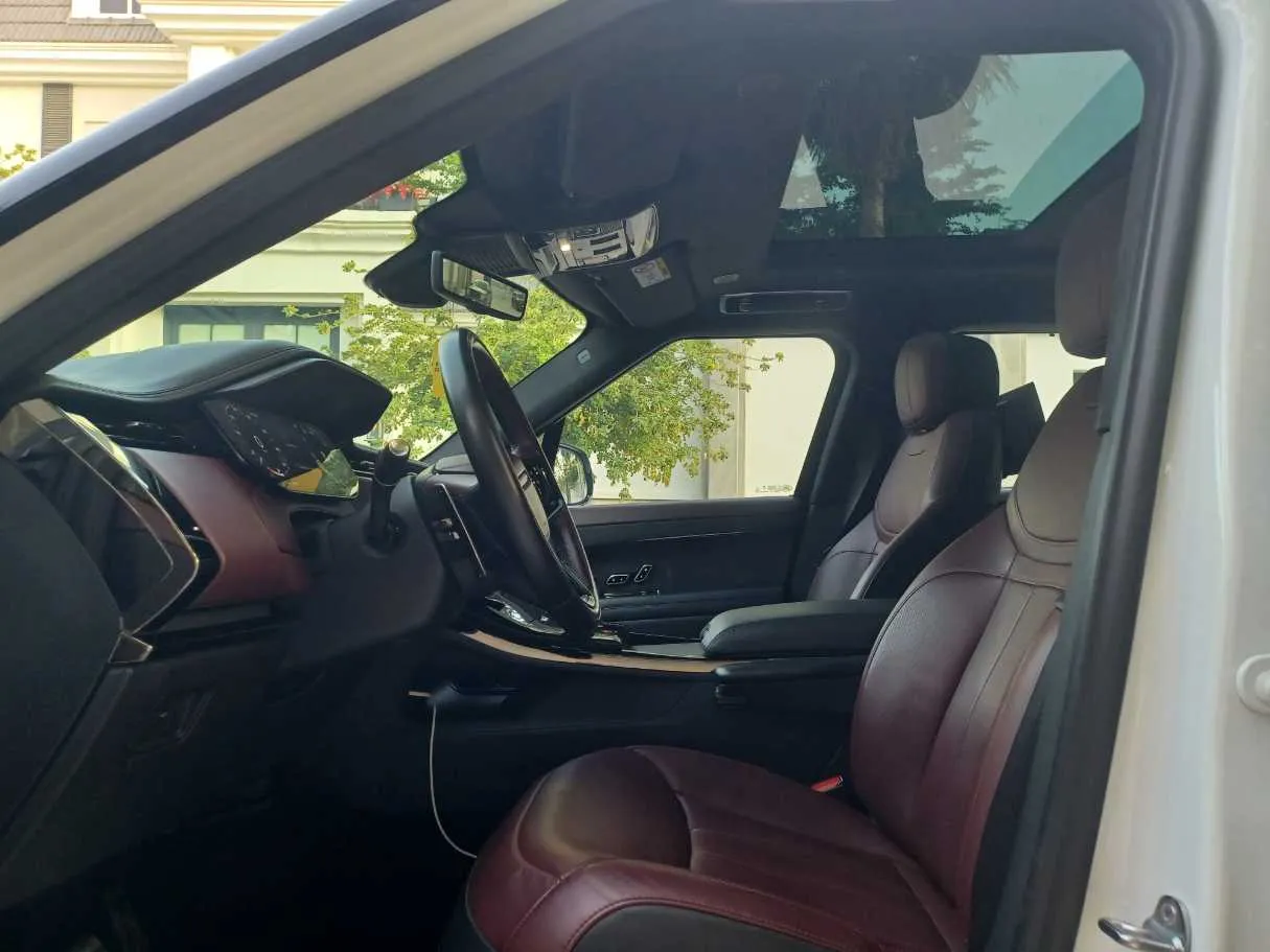 Car image 12