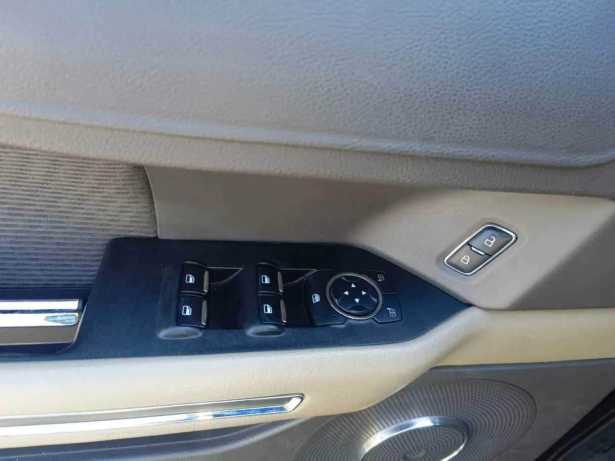 Car image 36