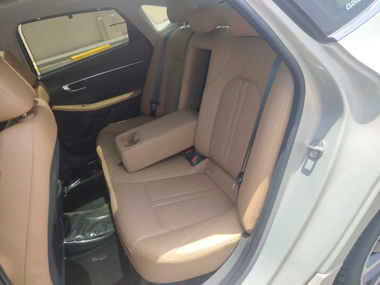 Car image 15