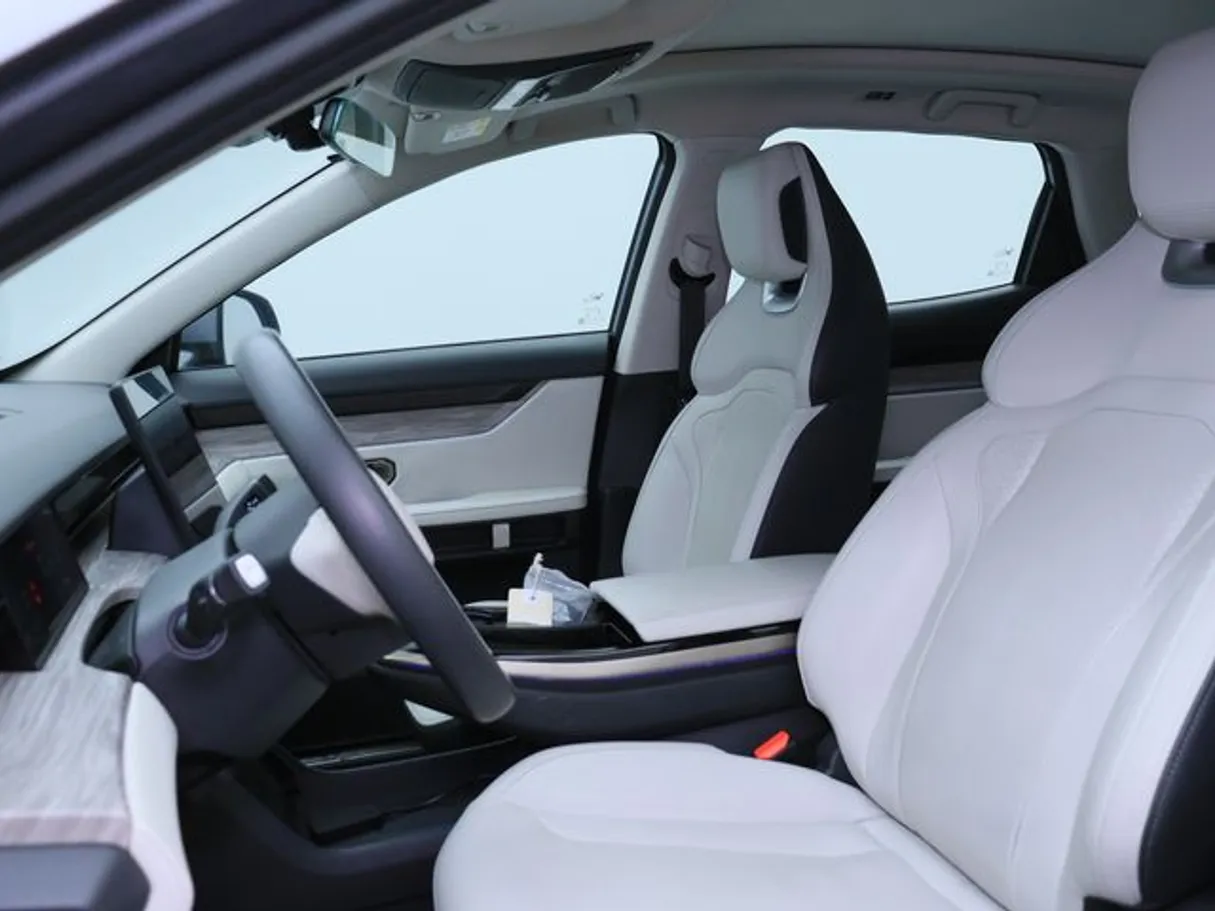 Car image 8