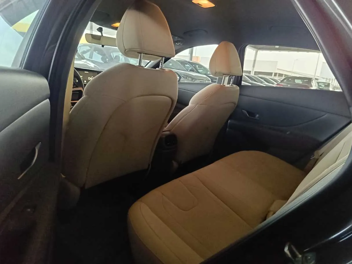Car image 18