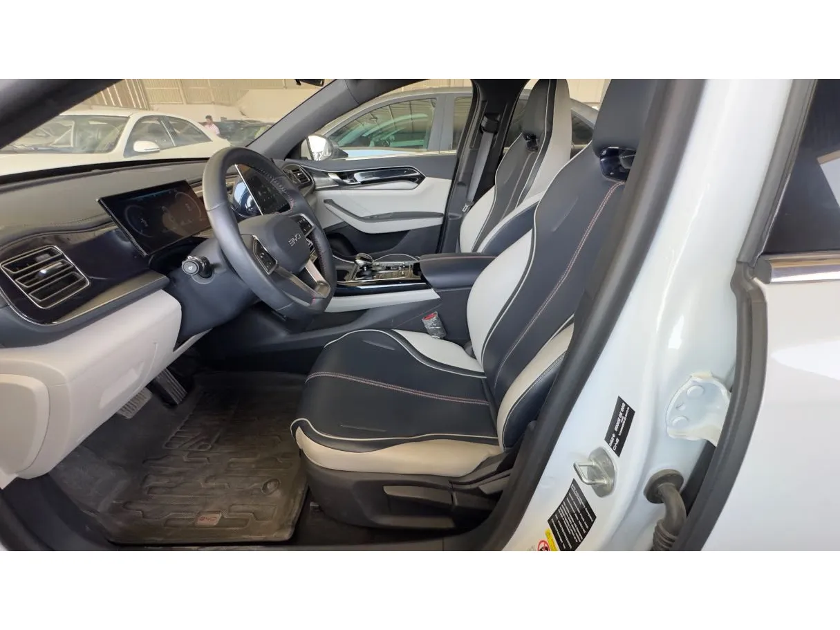Car image 9