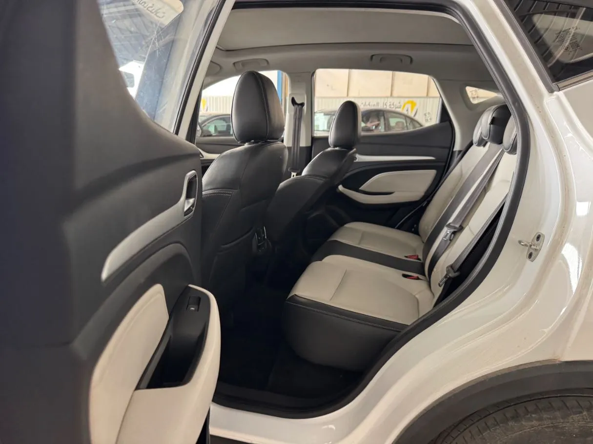 Car image 15