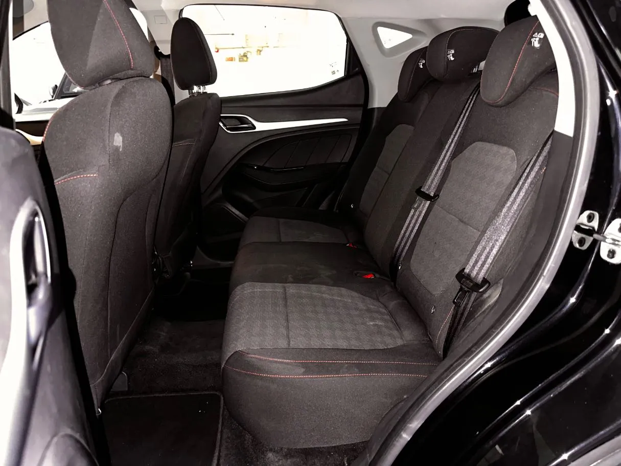 Car image 14