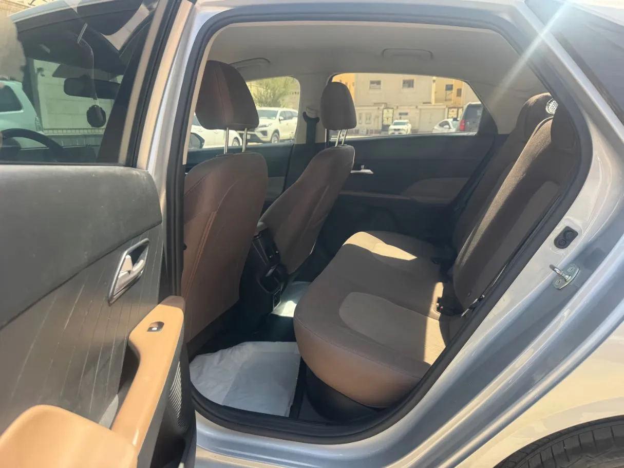 Car image 13
