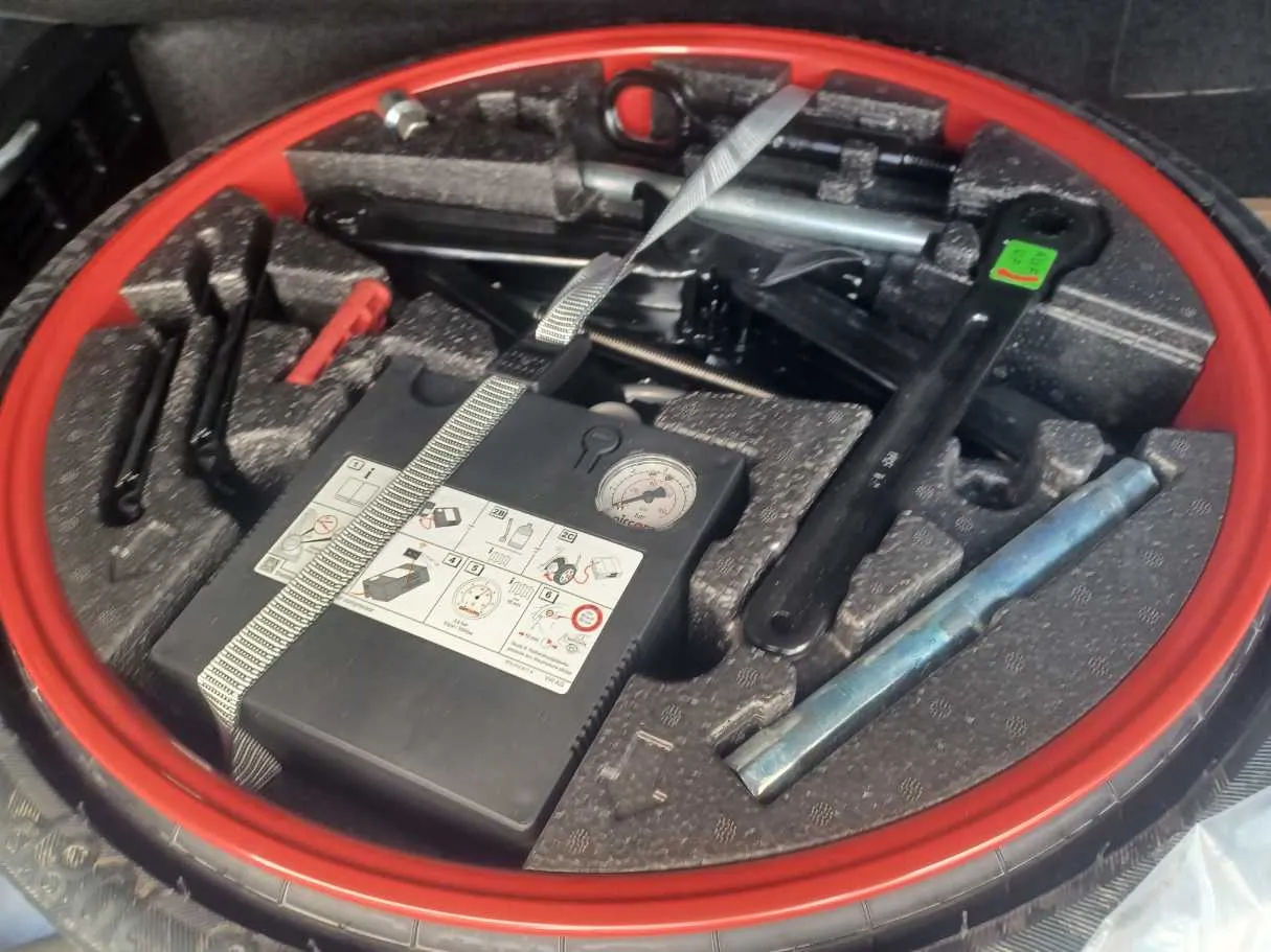 Car image 24