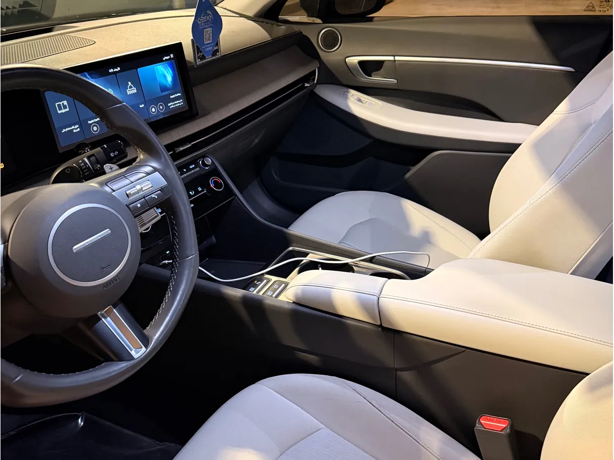 Car image 5