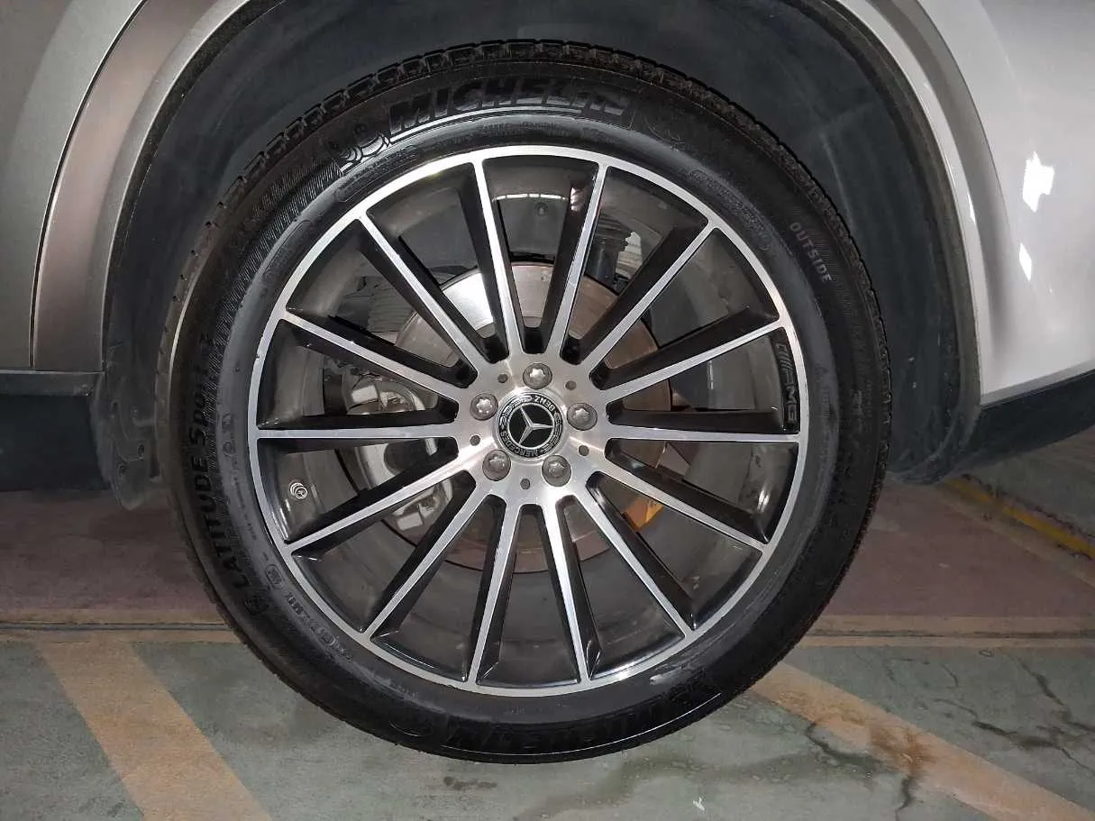 Car image 9