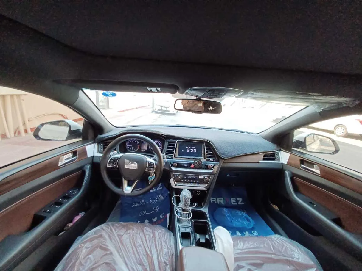 Car image 12