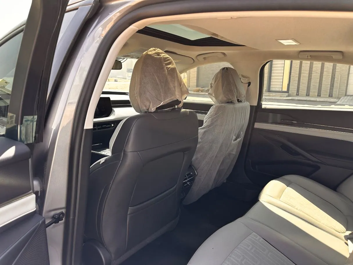 Car image 16