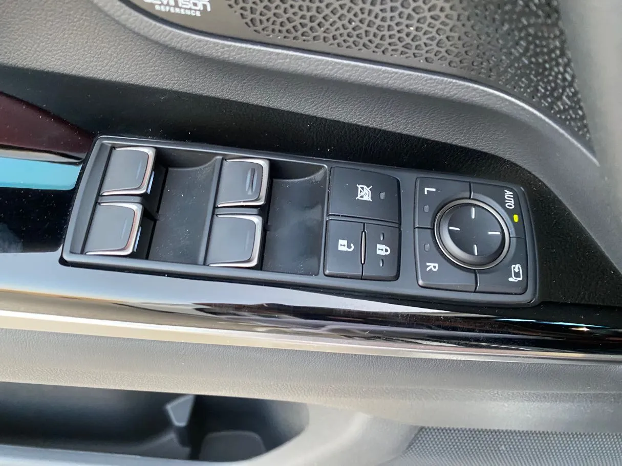 Car image 28