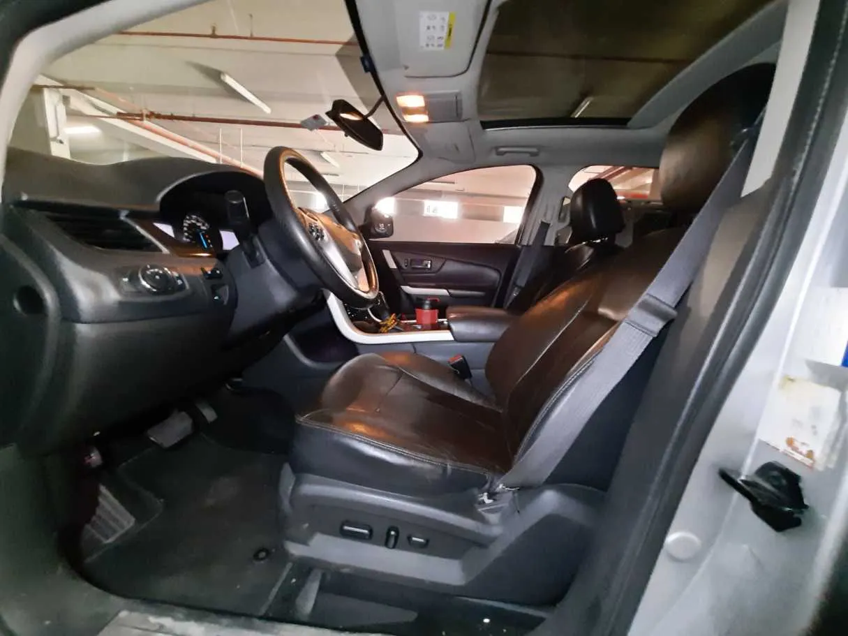 Car image 12