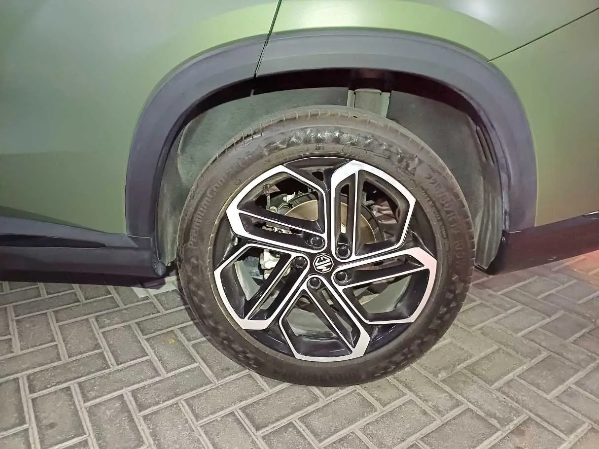 Car image 9