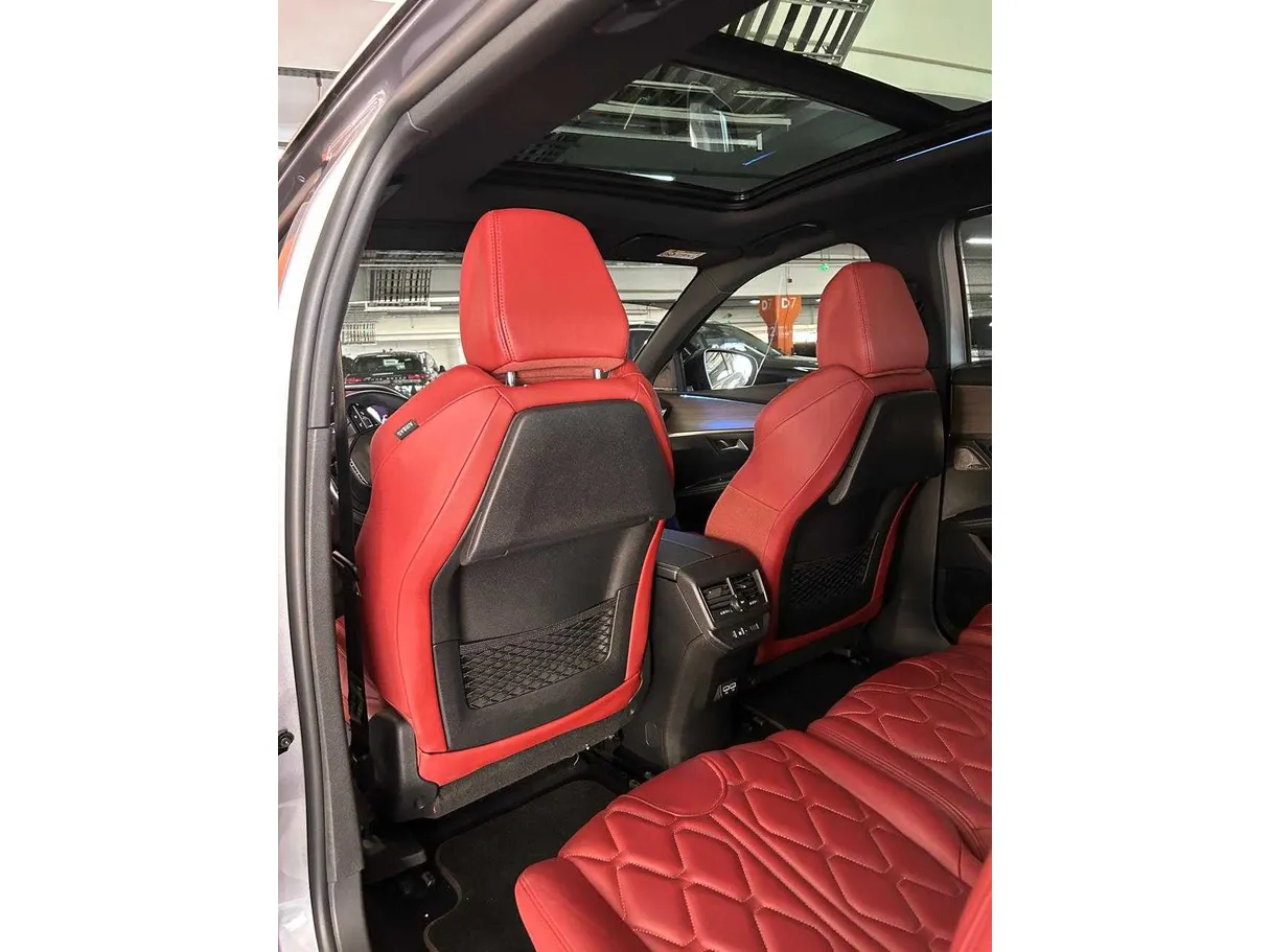 Car image 15