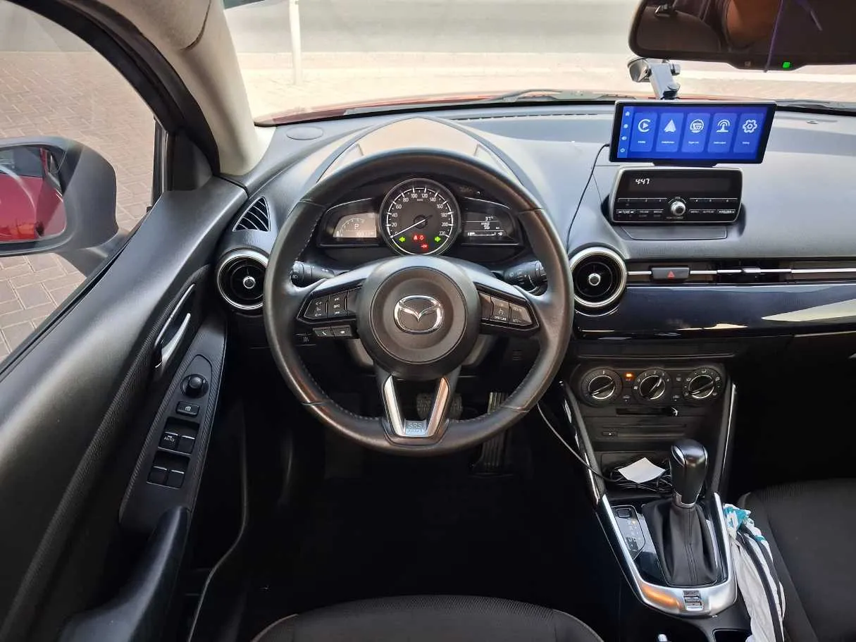 Car image 14