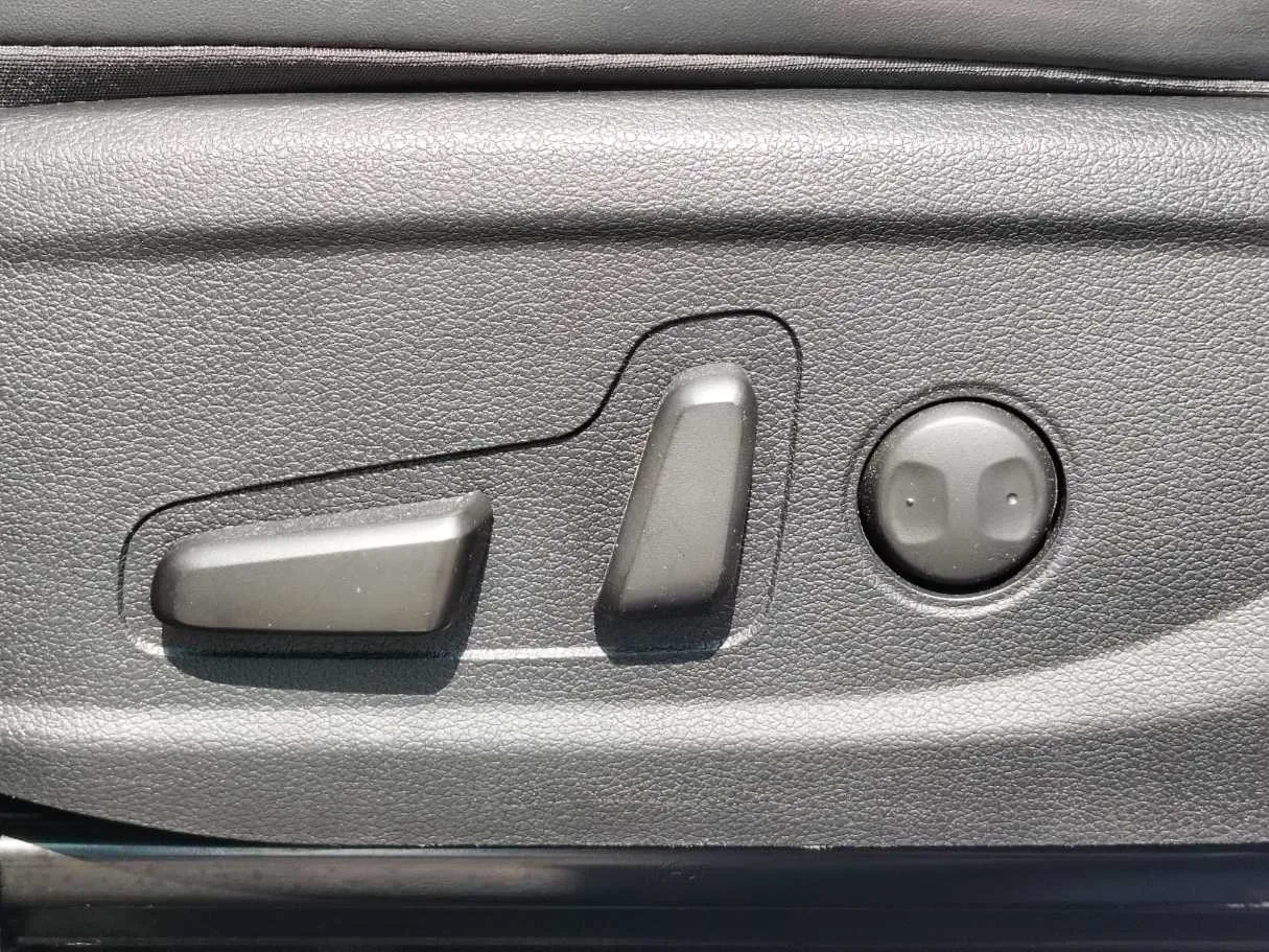 Car image 32