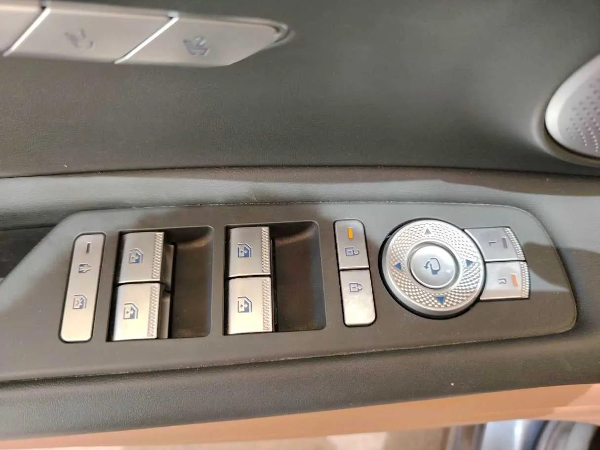 Car image 38