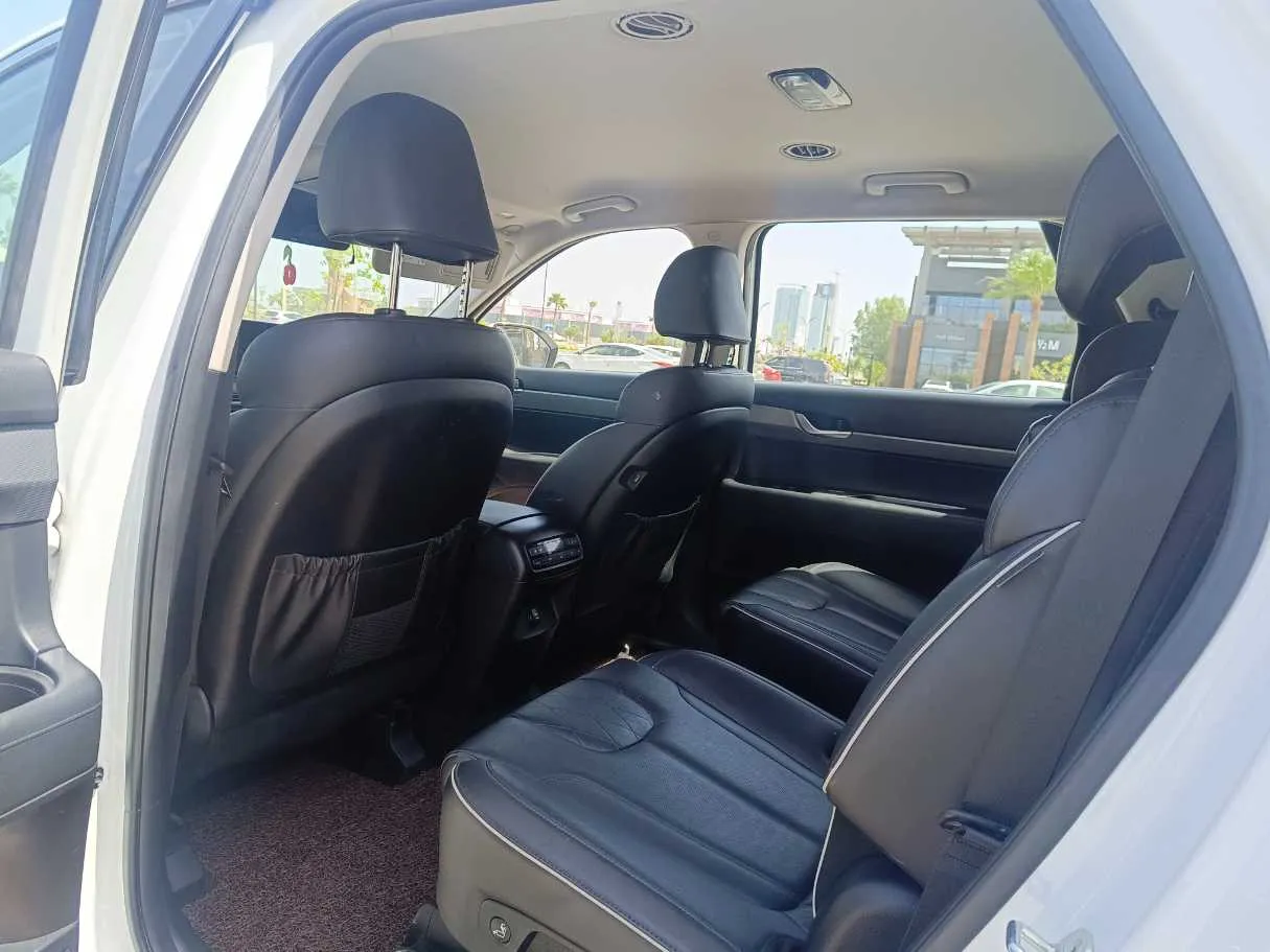 Car image 17