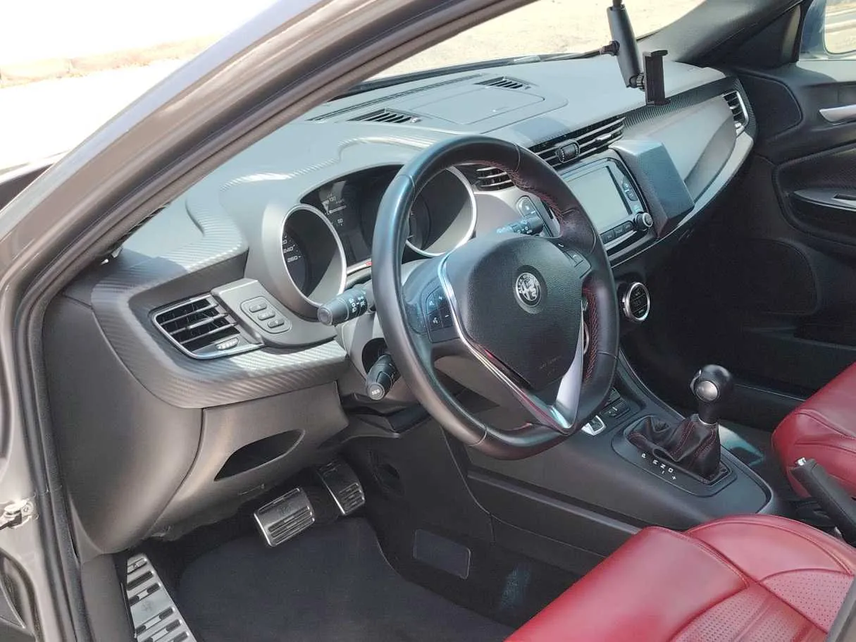 Car image 12