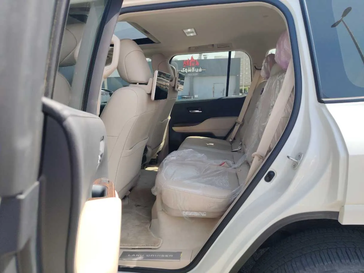 Car image 15