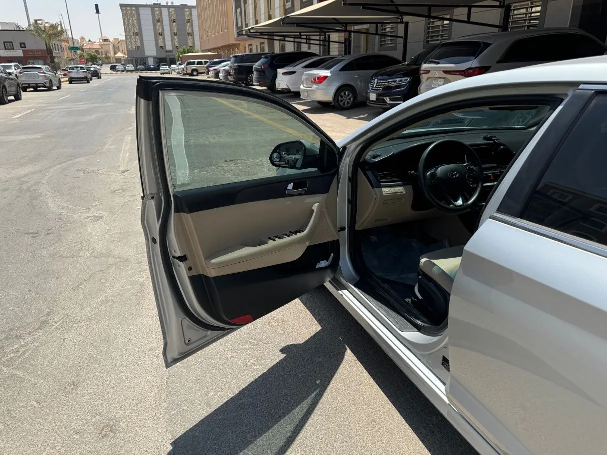 Car image 10