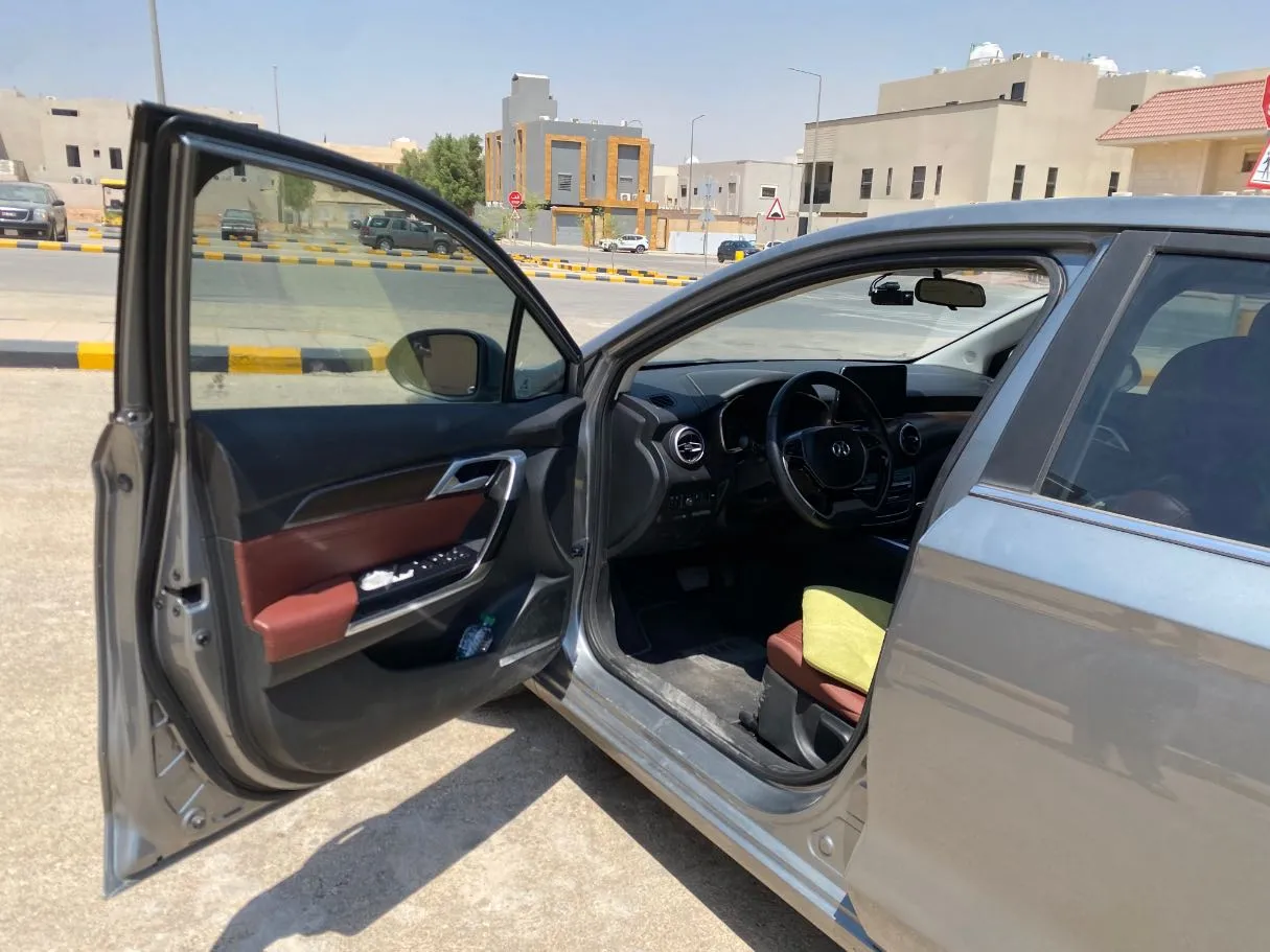 Car image 10