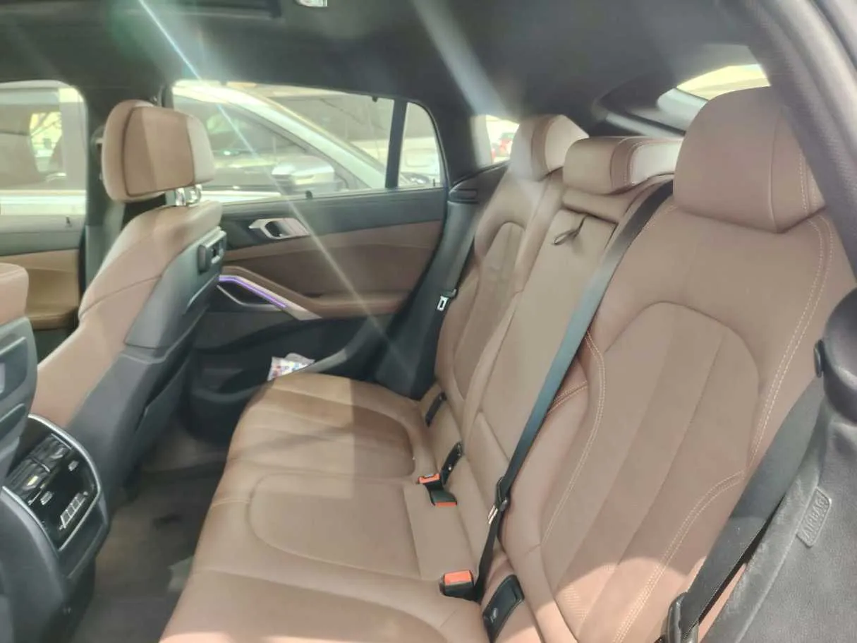 Car image 18