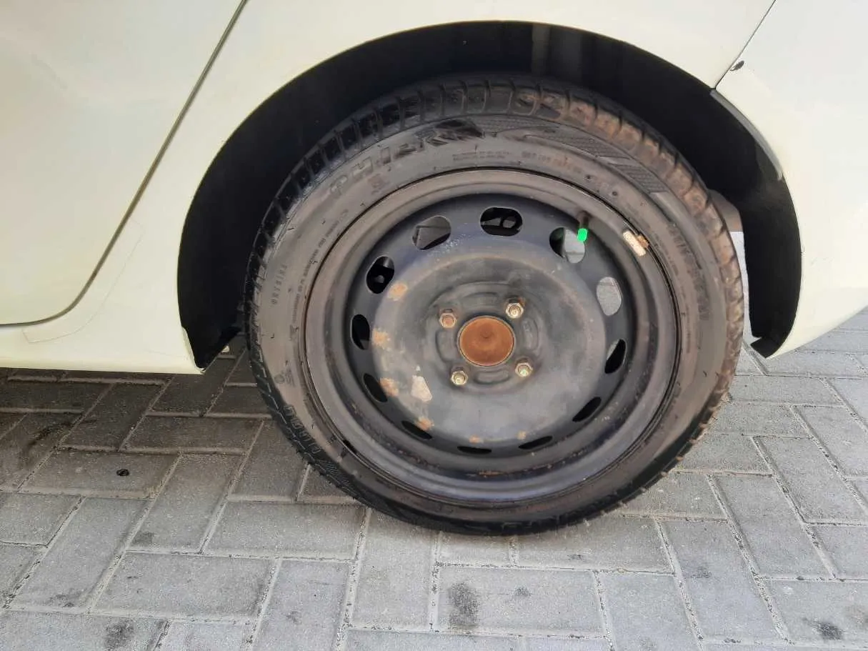 Car image 9