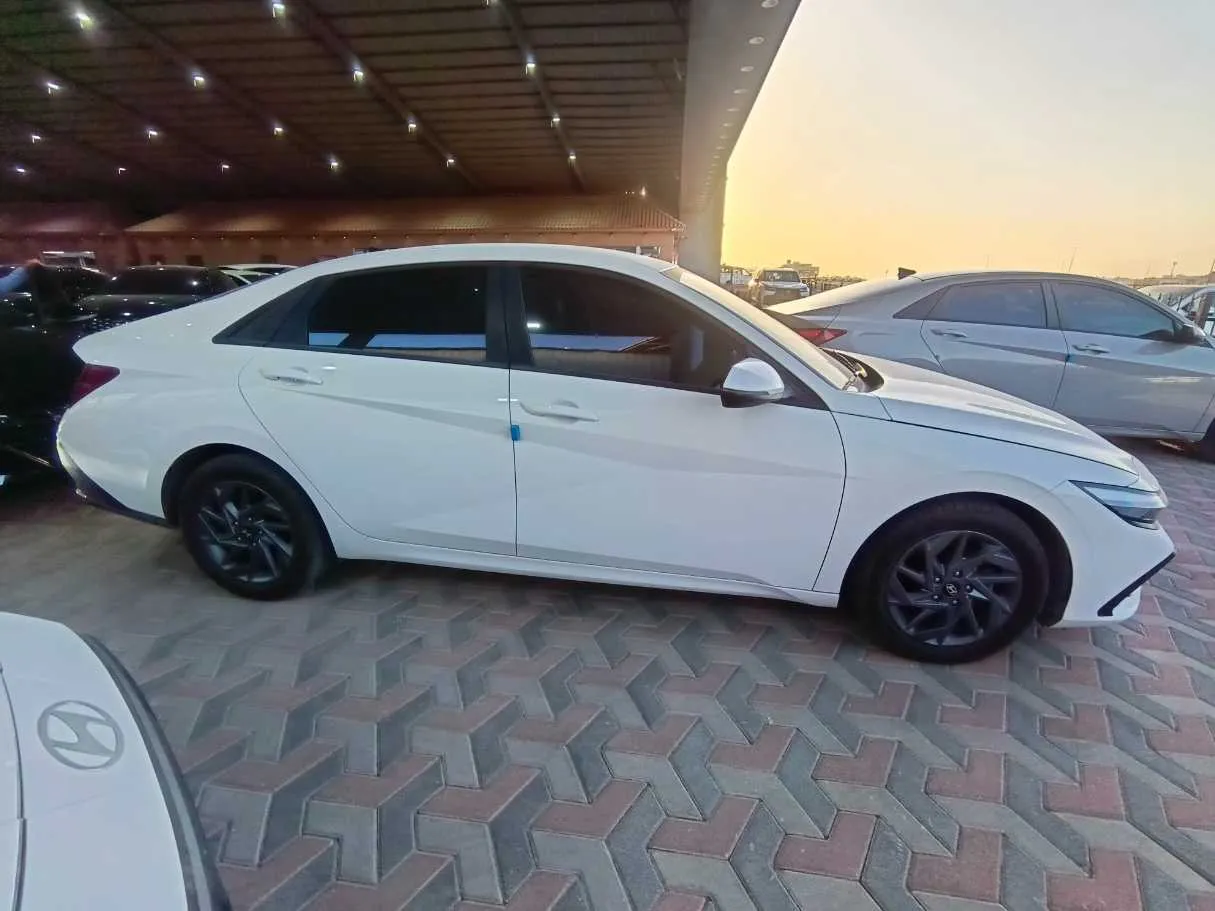 Car image 4