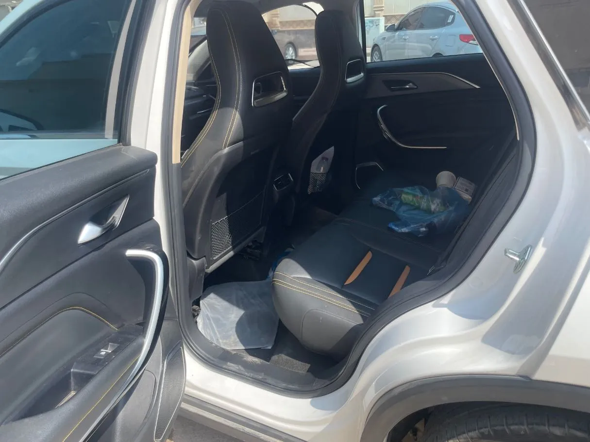 Car image 14