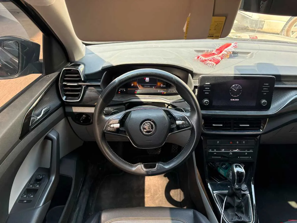 Car image 14