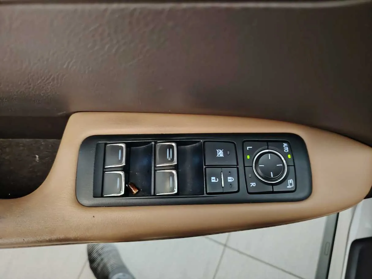 Car image 34