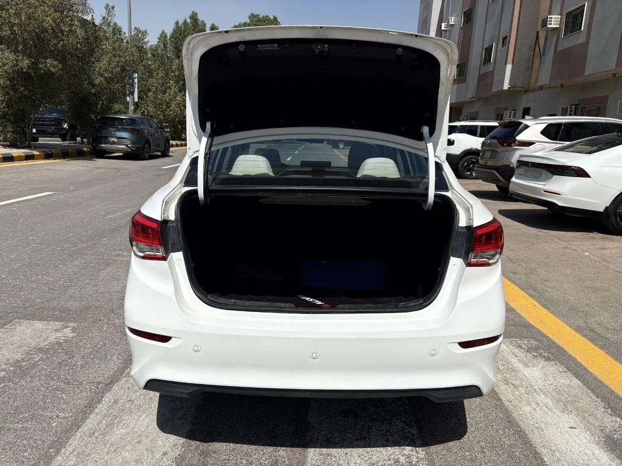 Car image 25