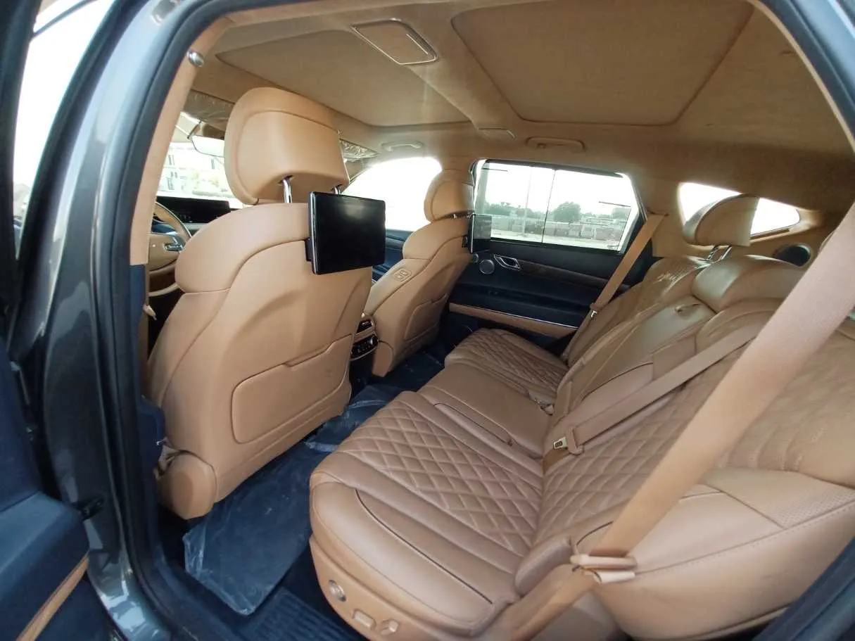 Car image 11