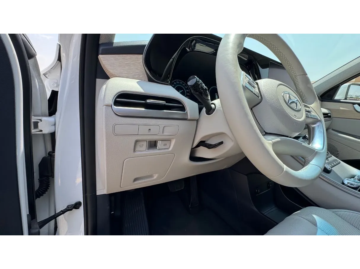 Car image 25